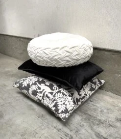 FINN - Kussenhoes Velvet 30x50 Cm - Raven - Zwart - Met Rits 12 FINN - Kussenhoes Velvet 30x50 Cm - Raven - Zwart - Met Rits -Dutch Decor 1048x1200