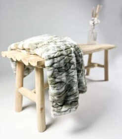 Dutch Decor - ROEL - Plaid Bontlook 130x170 Cm - Olijfgroen - Beige - Wit - Superzacht - Deken -Dutch Decor 1051x1200