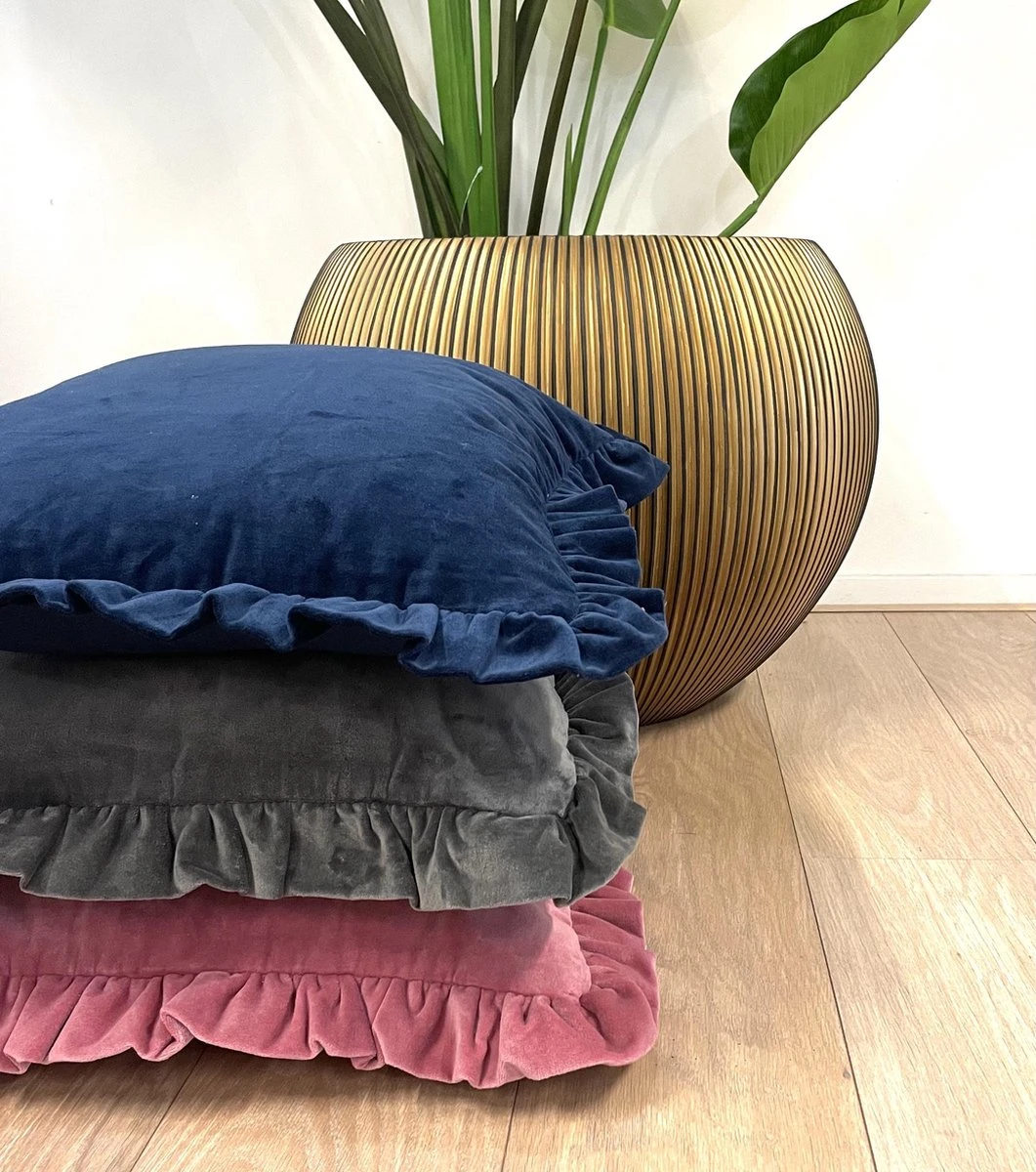 Dutch Decor - YARA - Sierkussen Katoen 45x45 Cm - Velvet - Insignia Blue - Blauw - Rondom Ruches 8 Dutch Decor - YARA - Sierkussen Katoen 45x45 Cm - Velvet - Insignia Blue - Blauw - Rondom Ruches - Afbeelding 6