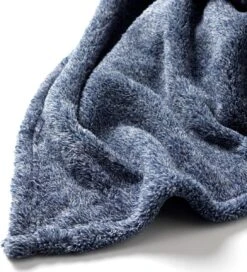 Dutch Decor - OSCAR - Plaid Insignia Blue 140x180 Cm - Blauw - Deken 7 Dutch Decor - OSCAR - Plaid Insignia Blue 140x180 Cm - Blauw - Deken -Dutch Decor 1090x1200