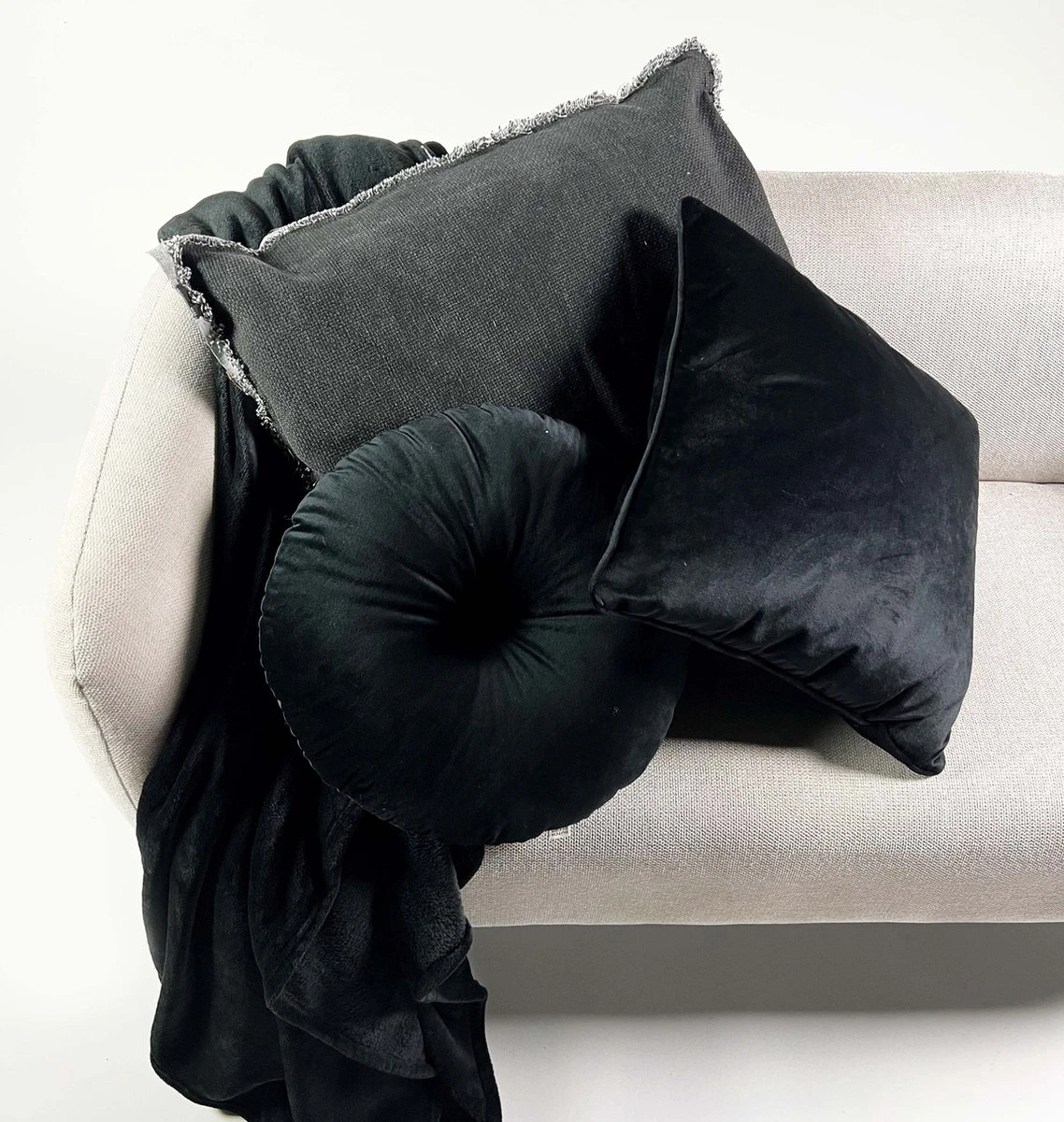 BURTO - Sierkussen Van Gewassen Katoen Raven 60x60 Cm - Zwart - Inclusief Binnenvulling 6 BURTO - Sierkussen Van Gewassen Katoen Raven 60x60 Cm - Zwart - Inclusief Binnenvulling - Afbeelding 4