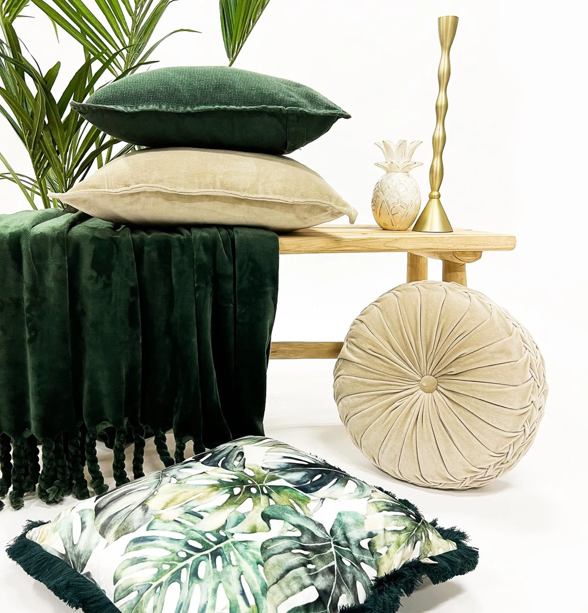 FAUNA - Sierkussen Velvet 45x45 Cm - Chive - Groen - Botanisch - Franjes - Inclusief Binnenvulling 4 FAUNA - Sierkussen Velvet 45x45 Cm - Chive - Groen - Botanisch - Franjes - Inclusief Binnenvulling - Afbeelding 2