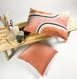 RENLY - Sierkussen Velvet - 40x60 Cm - Muted Clay - Roze - Retro Dessin - Inclusief Binnenvulling 11 RENLY - Sierkussen Velvet - 40x60 Cm - Muted Clay - Roze - Retro Dessin - Inclusief Binnenvulling -Dutch Decor 1165x1200