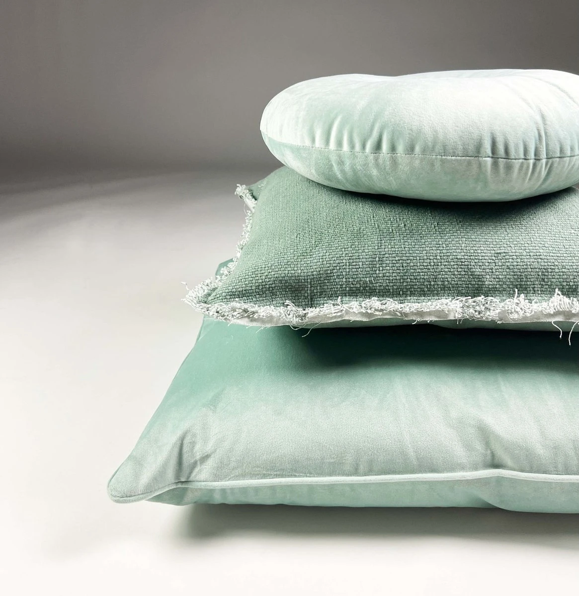 FINN - Kussenhoes Velvet 60x60 Cm - Jadeite - Lichtgroen - Exclusief Binnenkussen 4 FINN - Kussenhoes Velvet 60x60 Cm - Jadeite - Lichtgroen - Exclusief Binnenkussen - Afbeelding 2