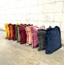 YARA - Kussenhoes 100% Katoen 45x45 Cm - Velvet - Red Plum - Roze - Ruches Rondom - Met Rits 8 YARA - Kussenhoes 100% Katoen 45x45 Cm - Velvet - Red Plum - Roze - Ruches Rondom - Met Rits -Dutch Decor 1185x1200 9