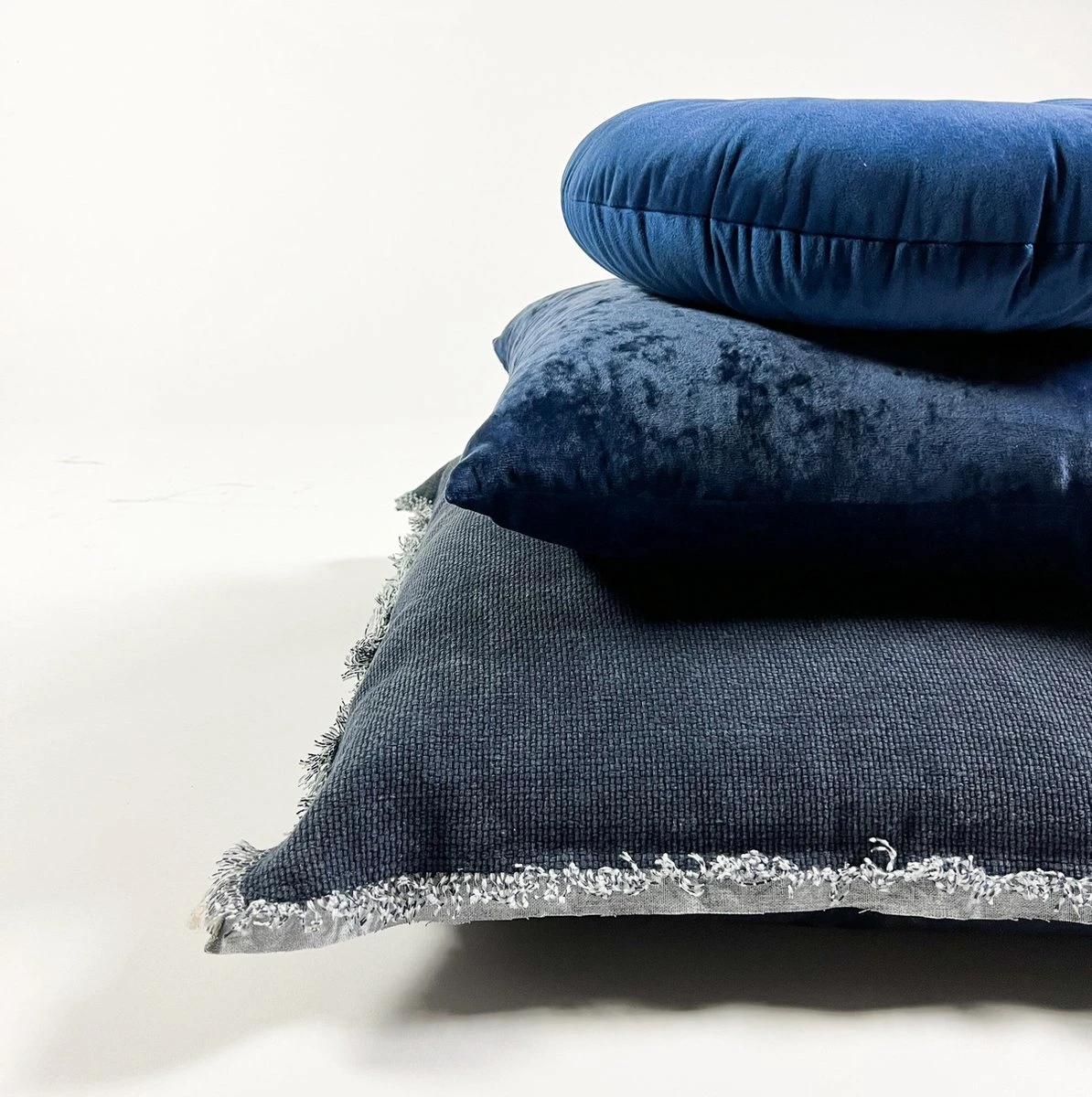 Set Van 2 Sierkussens - Dutch Decor SKY 45x45 Cm - Unikleur Velvet - Insignia Blue - Donkerblauw 5 Set Van 2 Sierkussens - Dutch Decor SKY 45x45 Cm - Unikleur Velvet - Insignia Blue - Donkerblauw - Afbeelding 3