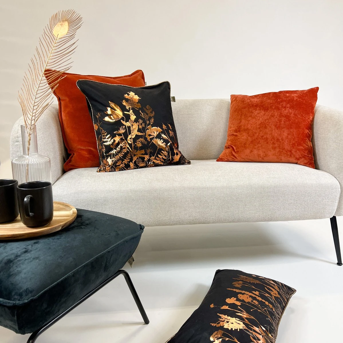 Set Van 4 Sierkussens - Zwart - Oranje - DALIA - DALI - CAITH - SKY - Inclusief Binnenvulling - Luxe En Zachte Stoffen 4 Set Van 4 Sierkussens - Zwart - Oranje - DALIA - DALI - CAITH - SKY - Inclusief Binnenvulling - Luxe En Zachte Stoffen - Afbeelding 2
