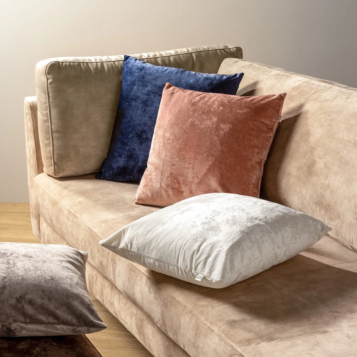 Set Van 2 Sierkussens - Dutch Decor SKY 45x45 Cm - Unikleur Velvet - Insignia Blue - Donkerblauw 8 Set Van 2 Sierkussens - Dutch Decor SKY 45x45 Cm - Unikleur Velvet - Insignia Blue - Donkerblauw - Afbeelding 6