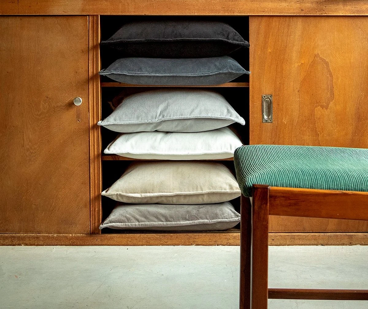 Set Van 2 Kussenhoezen - Dutch Decor CAITH - 50x50 Cm - Velvet - Micro Chip - Lichtgrijs - Unikleur 4 Set Van 2 Kussenhoezen - Dutch Decor CAITH - 50x50 Cm - Velvet - Micro Chip - Lichtgrijs - Unikleur - Afbeelding 2