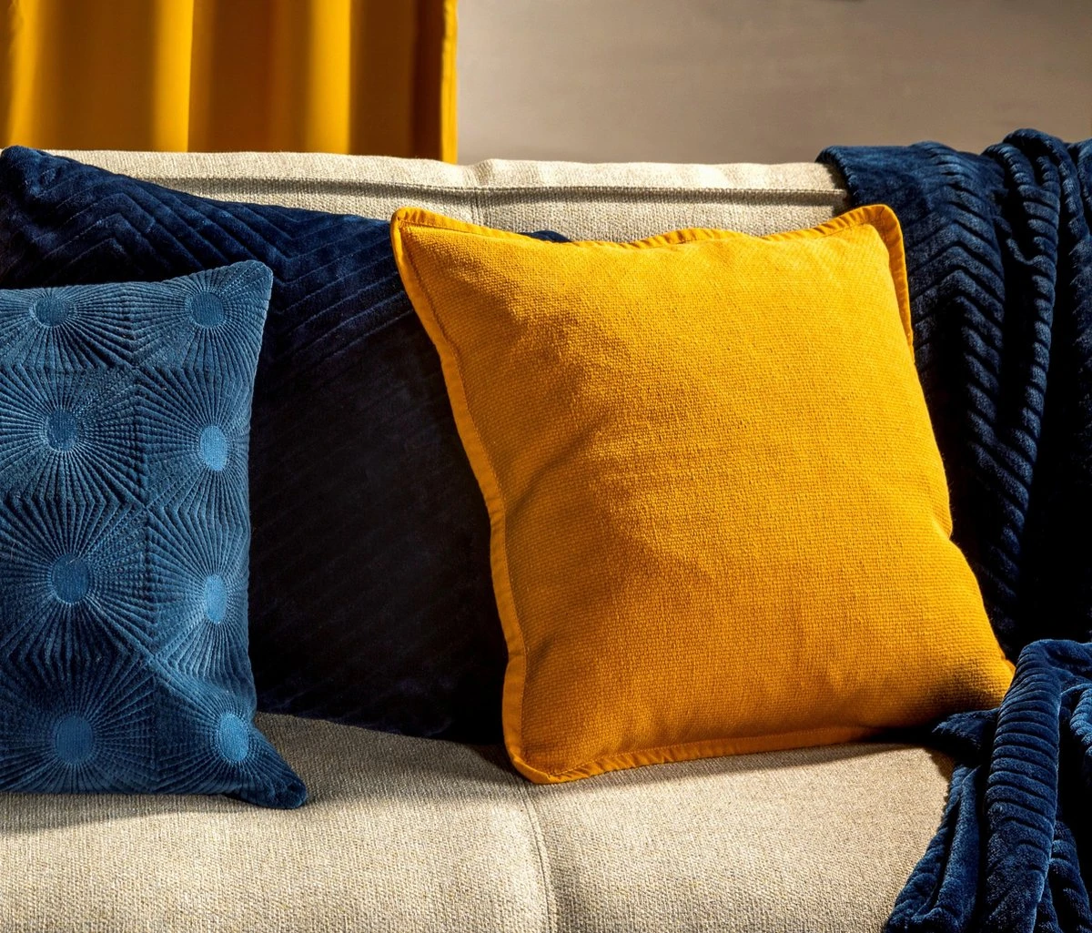 BOWIE - Sierkussen Van Gewassen Katoen Golden Glow 45x45 Cm - Geel - Inclusief Binnenvulling 7 BOWIE - Sierkussen Van Gewassen Katoen Golden Glow 45x45 Cm - Geel - Inclusief Binnenvulling - Afbeelding 5