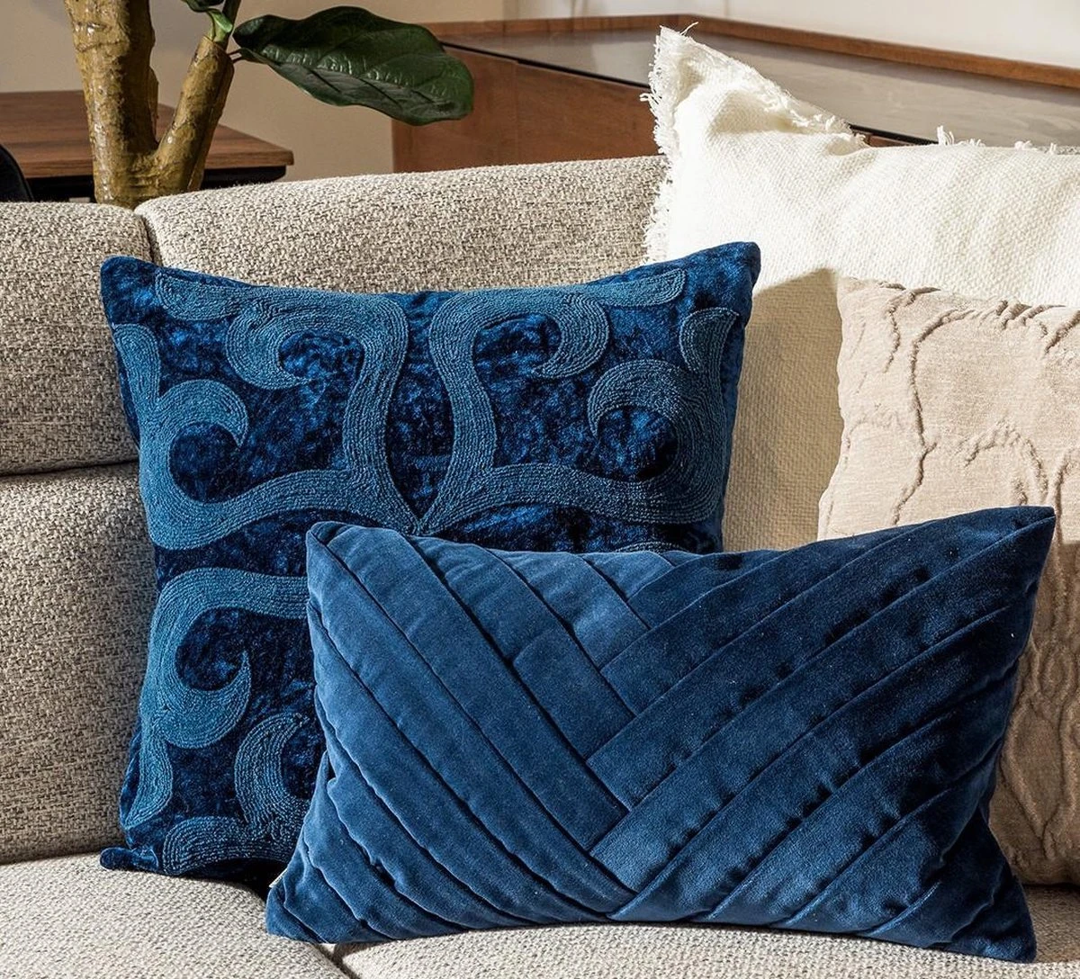 FEMM - Sierkussen Velvet 30x50 Cm - Insignia Blue - Donkerblauw - Inclusief Binnenvulling 7 FEMM - Sierkussen Velvet 30x50 Cm - Insignia Blue - Donkerblauw - Inclusief Binnenvulling - Afbeelding 5