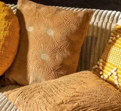 SUN - Kussenhoes Van Katoen 45x45 Cm Tobacco Brown - Bruin - Met Rits 8 SUN - Kussenhoes Van Katoen 45x45 Cm Tobacco Brown - Bruin - Met Rits -Dutch Decor 1200x1096