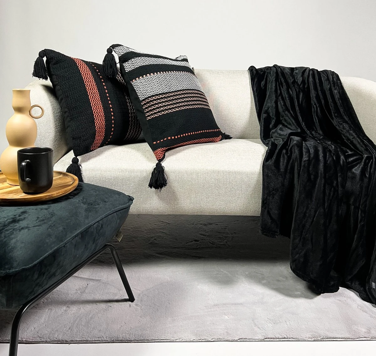 VOORDEELSET - Far Far Away - Sierkussen Tamar 45x45 Cm - Sierkussen Tamar 40x60 Cm - Plaid Charlie - Raven - Set Van 3 Stuks - Inclusief Binnenkussen 4 VOORDEELSET - Far Far Away - Sierkussen Tamar 45x45 Cm - Sierkussen Tamar 40x60 Cm - Plaid Charlie - Raven - Set Van 3 Stuks - Inclusief Binnenkussen - Afbeelding 2