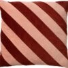 PEBBE - Kussenhoes Velvet 45x45 Cm - Muted Clay - Roze - Oranje - Strepen - Color Blocking - Exclusief Binnenkussen 1 PEBBE - Kussenhoes Velvet 45x45 Cm - Muted Clay - Roze - Oranje - Strepen - Color Blocking - Exclusief Binnenkussen -Dutch Decor 1200x1142 1