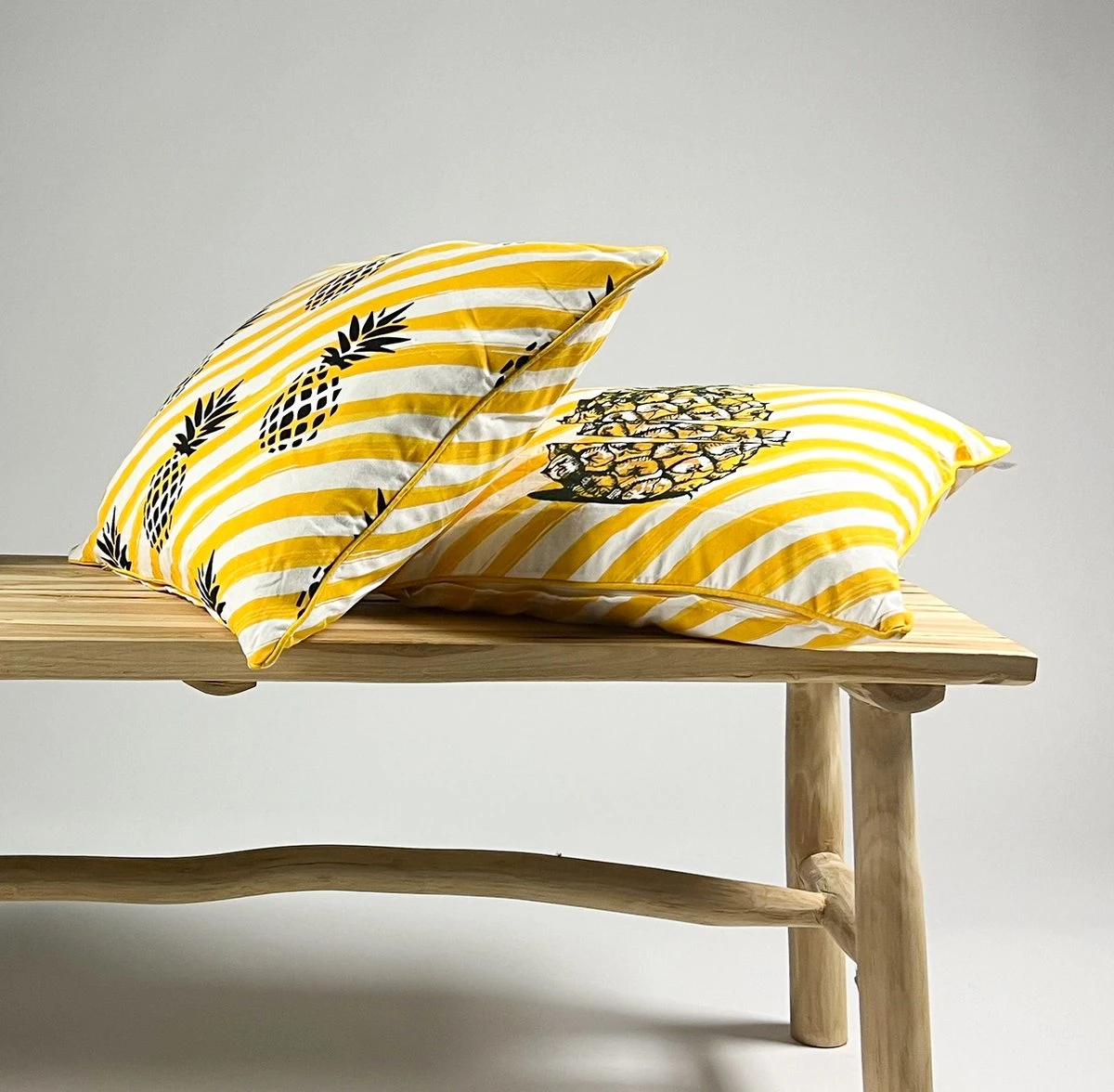 BIBI - Sierkussen Met Ananas Geel 45x45 Cm - Inclusief Binnenvulling 8 BIBI - Sierkussen Met Ananas Geel 45x45 Cm - Inclusief Binnenvulling - Afbeelding 6