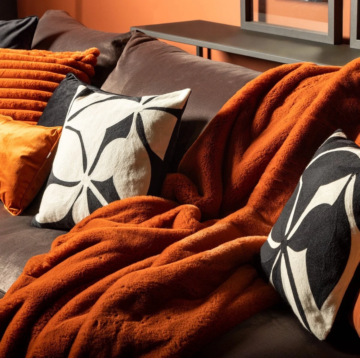 Set Van 4 Sierkussens - Zwart - Wit - Oranje - ELINA - ELINA - HAZEL - FINN - Inclusief Vulling - Luxe En Zachte Stoffen 5 Set Van 4 Sierkussens - Zwart - Wit - Oranje - ELINA - ELINA - HAZEL - FINN - Inclusief Vulling - Luxe En Zachte Stoffen - Afbeelding 3