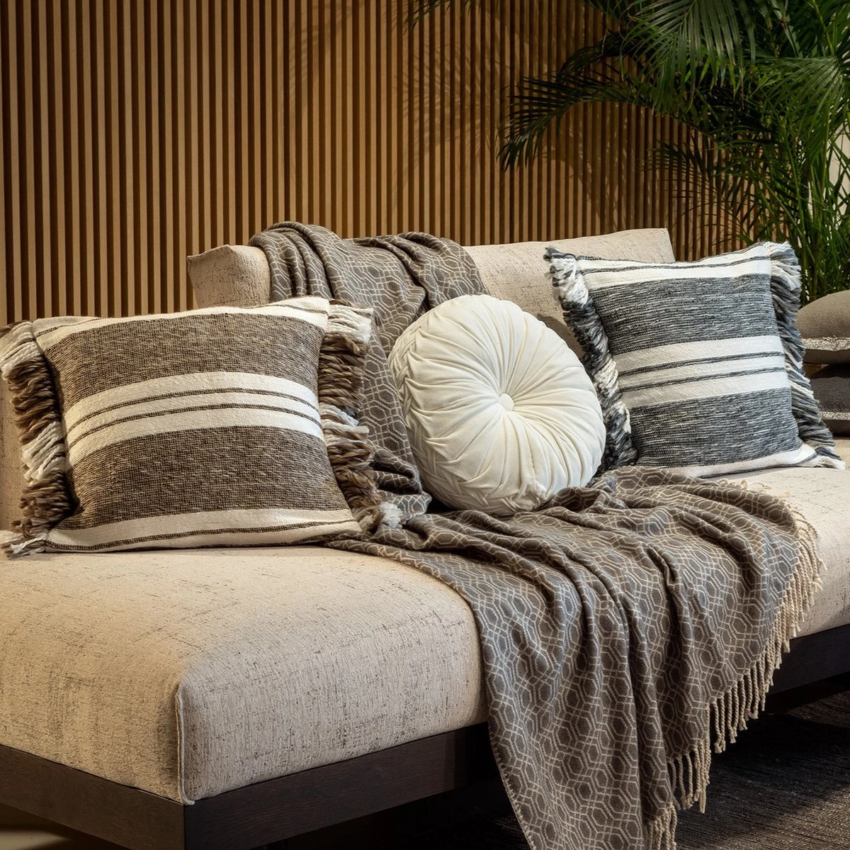 Dutch Decor - ELODIE - Plaid 140x180 Cm - Charcoal Gray - Taupe / Grijs / Beige - Geometrisch Patroon - Franjes - Deken 6 Dutch Decor - ELODIE - Plaid 140x180 Cm - Charcoal Gray - Taupe / Grijs / Beige - Geometrisch Patroon - Franjes - Deken - Afbeelding 4