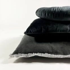 Dutch Decor - OLLY - Sierkussen Rond Velvet 40 Cm - Raven - Zwart -Dutch Decor 1200x1200 1070
