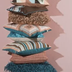 SARITA - Sierkussen Geborduurd 45x45 Cm - Petrol - Roze - Blauwe Achterkant - Katoen - Inclusief Binnenkussen -Dutch Decor 1200x1200 1091