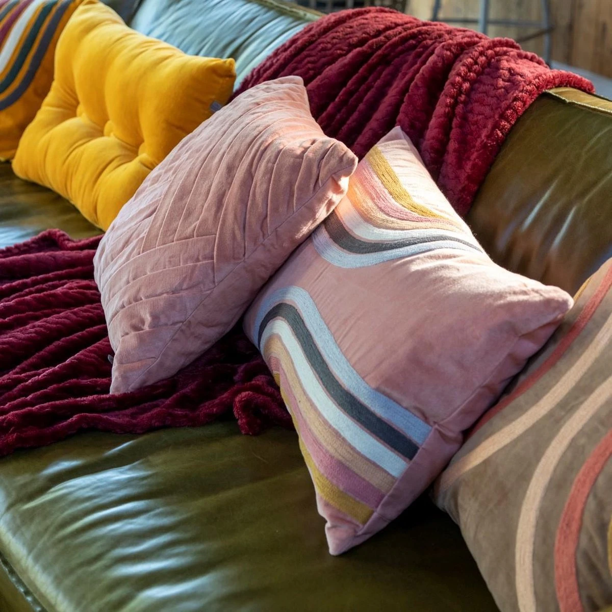 RENLY - Sierkussen Velvet - 40x60 Cm - Muted Clay - Roze - Retro Dessin - Inclusief Binnenvulling 6 RENLY - Sierkussen Velvet - 40x60 Cm - Muted Clay - Roze - Retro Dessin - Inclusief Binnenvulling - Afbeelding 4