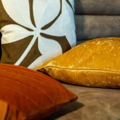 LEWIS - Kussenhoes 45x45 Cm Golden Glow - Geel - Exclusief Binnenkussen 7 LEWIS - Kussenhoes 45x45 Cm Golden Glow - Geel - Exclusief Binnenkussen -Dutch Decor 1200x1200 21