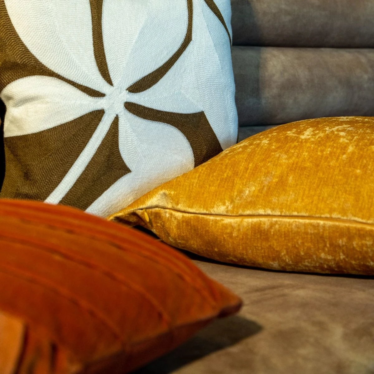 LEWIS - Kussenhoes 45x45 Cm Golden Glow - Geel - Exclusief Binnenkussen 5 LEWIS - Kussenhoes 45x45 Cm Golden Glow - Geel - Exclusief Binnenkussen - Afbeelding 3