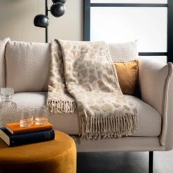 Dutch Decor - JOLIE - Plaid 140x180 Cm - Pumice Stone - Beige - Panter Dessin - Franjes - Deken -Dutch Decor 1200x1200 297