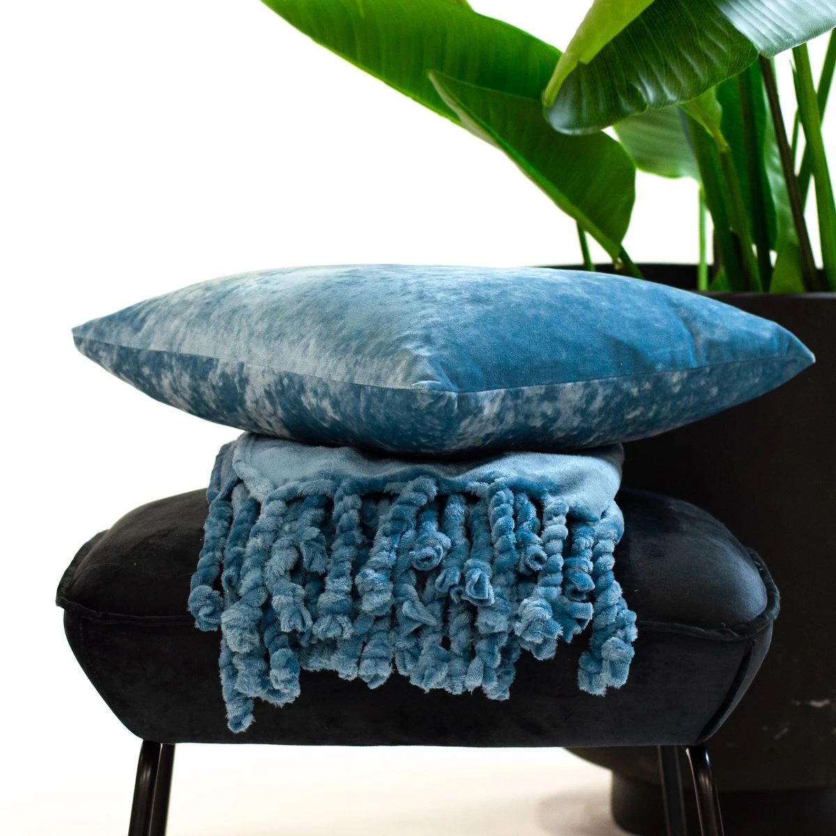 Dutch Decor - FLORIJN - Plaid Fleece 150x200 Cm - Provincial Blue - Blauw - Superzacht - Met Franjes - Deken 5 Dutch Decor - FLORIJN - Plaid Fleece 150x200 Cm - Provincial Blue - Blauw - Superzacht - Met Franjes - Deken - Afbeelding 3