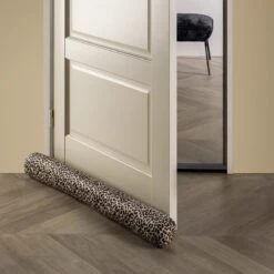 Dutch Decor - RENNALA - Tochtstopper Velvet Semolina Met Dierenprint 90x10 Cm - Beige - Tochtrol Voor Binnen - Tochthond - Tochtkussen