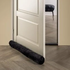 Dutch Decor - FINN - Tochtstopper Velvet 90x10 Cm Raven - Zwart - Tochtrol Voor Binnen - Tochthond - Tochtkussen 9 Dutch Decor - FINN - Tochtstopper Velvet 90x10 Cm Raven - Zwart - Tochtrol Voor Binnen - Tochthond - Tochtkussen -Dutch Decor 1200x1200 435