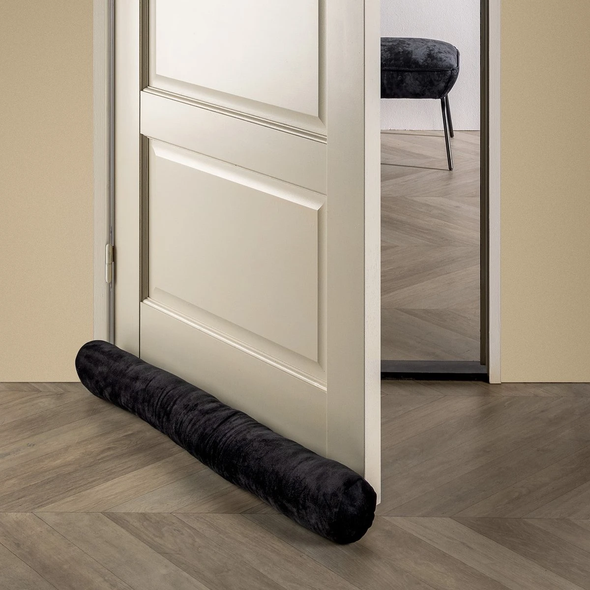 Dutch Decor - FINN - Tochtstopper Velvet 90x10 Cm Raven - Zwart - Tochtrol Voor Binnen - Tochthond - Tochtkussen 5 Dutch Decor - FINN - Tochtstopper Velvet 90x10 Cm Raven - Zwart - Tochtrol Voor Binnen - Tochthond - Tochtkussen - Afbeelding 3