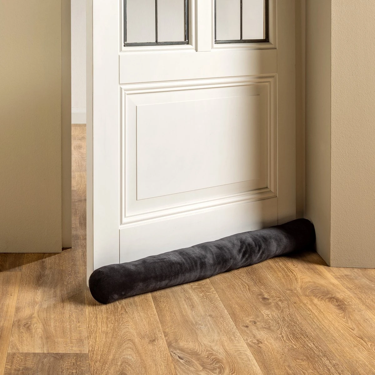 Dutch Decor - FINN - Tochtstopper Velvet 90x10 Cm Raven - Zwart - Tochtrol Voor Binnen - Tochthond - Tochtkussen 7 Dutch Decor - FINN - Tochtstopper Velvet 90x10 Cm Raven - Zwart - Tochtrol Voor Binnen - Tochthond - Tochtkussen - Afbeelding 5
