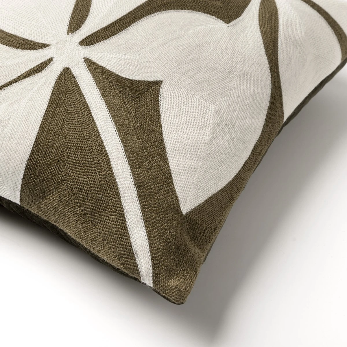 Dutch Decor ELIJA - Sierkussen Military Olive 45x45 Cm - Groen - Inclusief Binnenkussen 4 Dutch Decor ELIJA - Sierkussen Military Olive 45x45 Cm - Groen - Inclusief Binnenkussen - Afbeelding 2