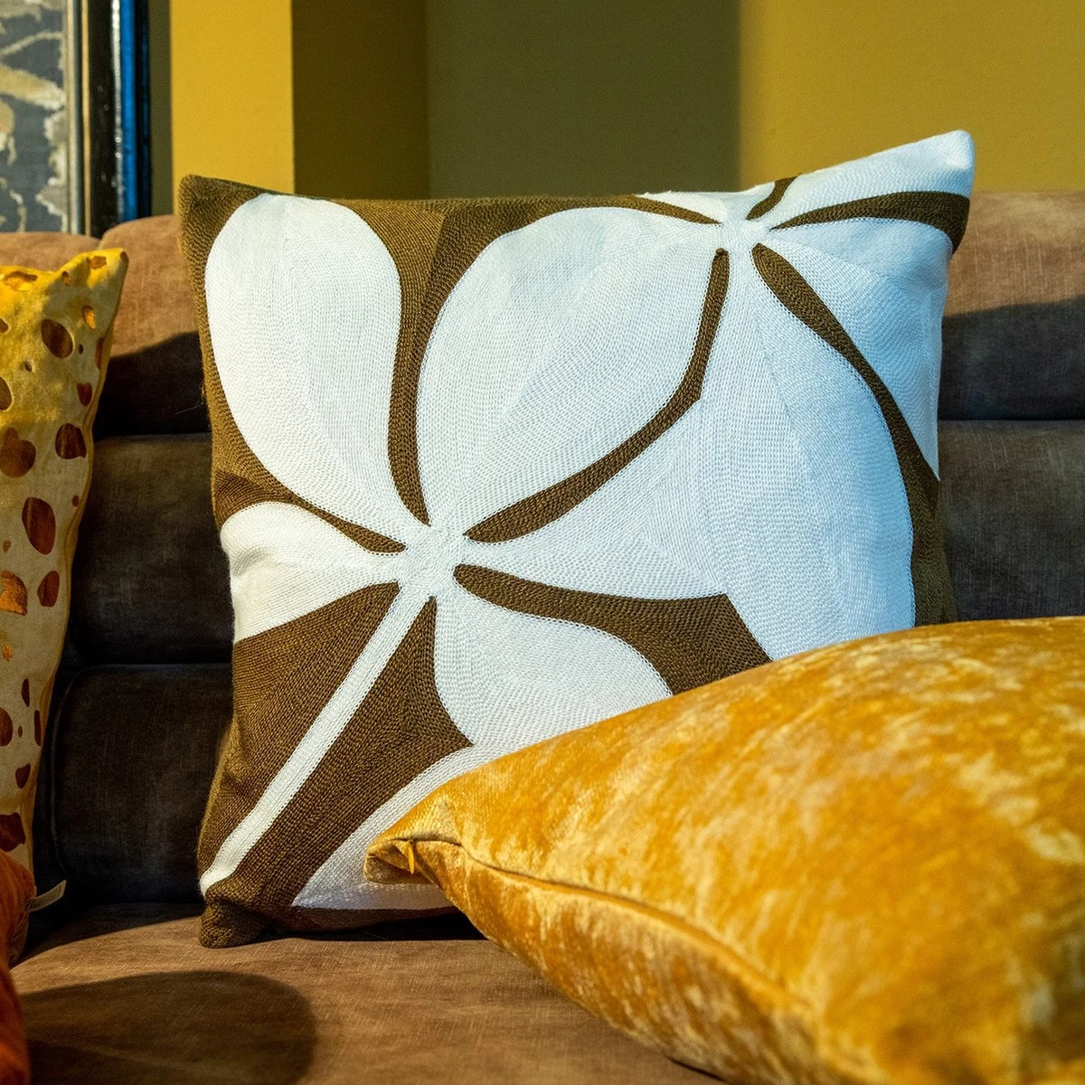 Dutch Decor ELIJA - Sierkussen Military Olive 45x45 Cm - Groen - Inclusief Binnenkussen 6 Dutch Decor ELIJA - Sierkussen Military Olive 45x45 Cm - Groen - Inclusief Binnenkussen - Afbeelding 4