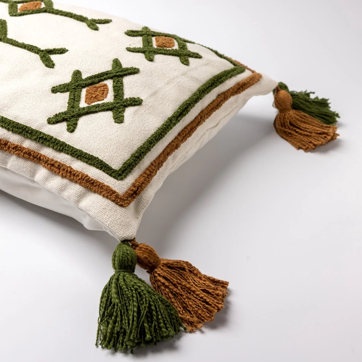 ZITA - Kussenhoes Katoen 40x60 Cm - Chive - Groen / Wit / Bruin - Met Flosjes - Exclusief Binnenkussen 5 ZITA - Kussenhoes Katoen 40x60 Cm - Chive - Groen / Wit / Bruin - Met Flosjes - Exclusief Binnenkussen - Afbeelding 3