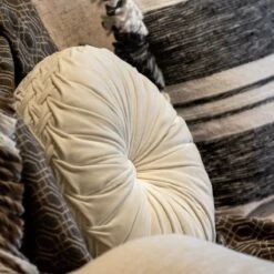 Dutch Decor - KAJA - Sierkussen Rond Velvet 40 Cm - Snow White - Wit 16 Dutch Decor - KAJA - Sierkussen Rond Velvet 40 Cm - Snow White - Wit -Dutch Decor 1200x1200 547