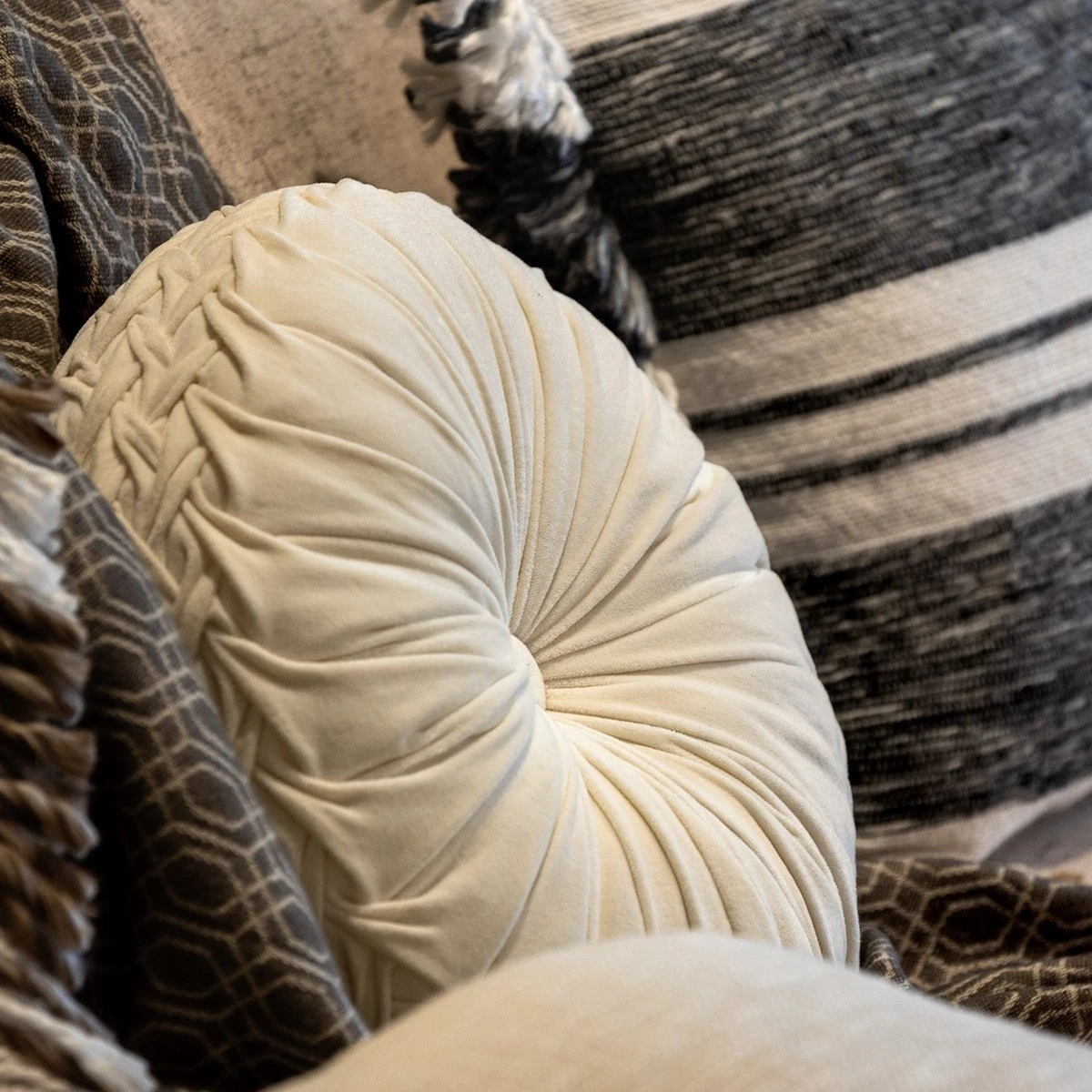 Dutch Decor - KAJA - Sierkussen Rond Velvet 40 Cm - Snow White - Wit 6 Dutch Decor - KAJA - Sierkussen Rond Velvet 40 Cm - Snow White - Wit - Afbeelding 4