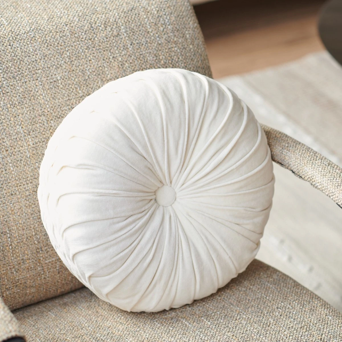 Dutch Decor - KAJA - Sierkussen Rond Velvet 40 Cm - Snow White - Wit 9 Dutch Decor - KAJA - Sierkussen Rond Velvet 40 Cm - Snow White - Wit - Afbeelding 7