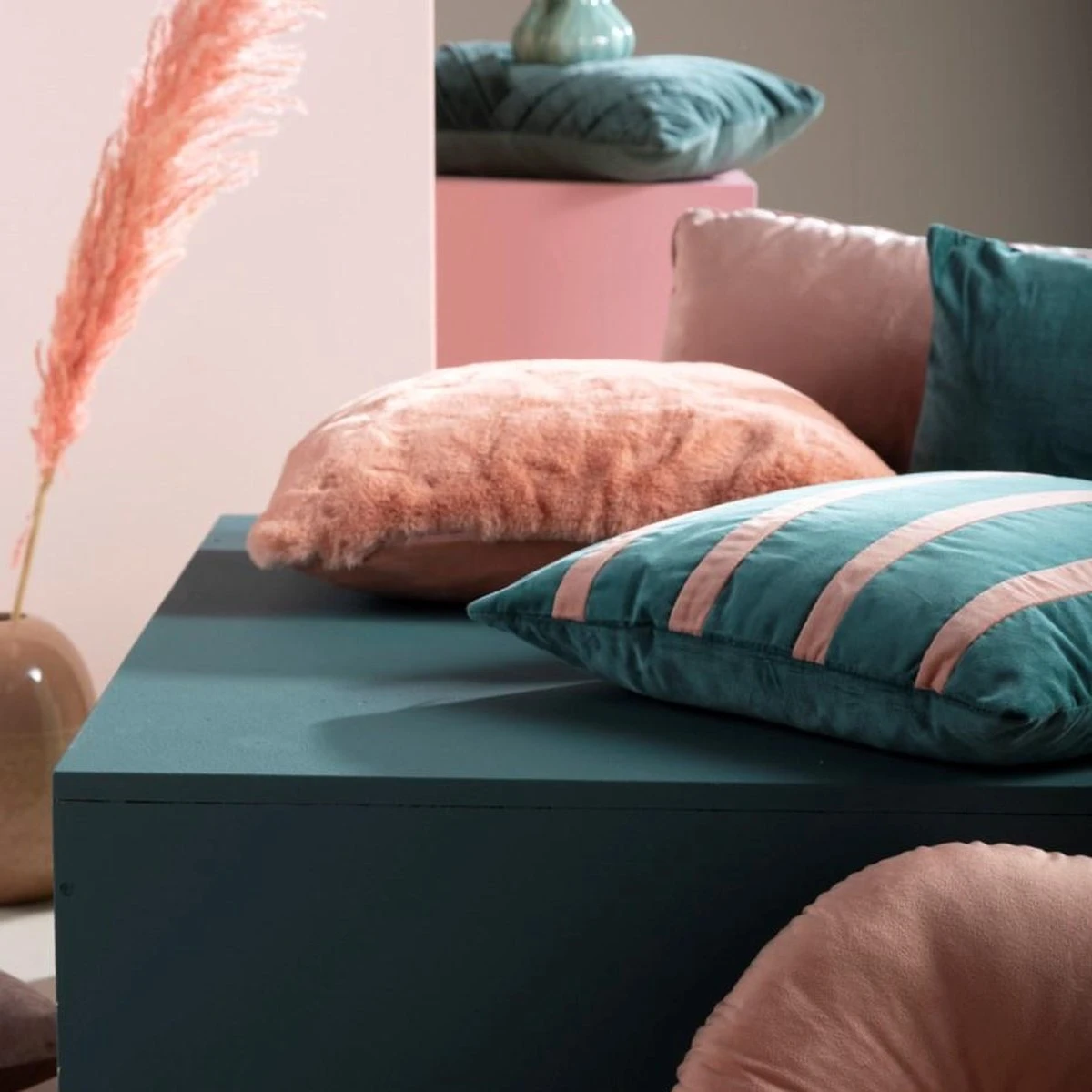 PEMM - Kussenhoes Sierkussen Velvet 45x45 Cm - Sagebrush Green - Groen - Roze Strepen - Color Blocking - Met Rits 5 PEMM - Kussenhoes Sierkussen Velvet 45x45 Cm - Sagebrush Green - Groen - Roze Strepen - Color Blocking - Met Rits - Afbeelding 3