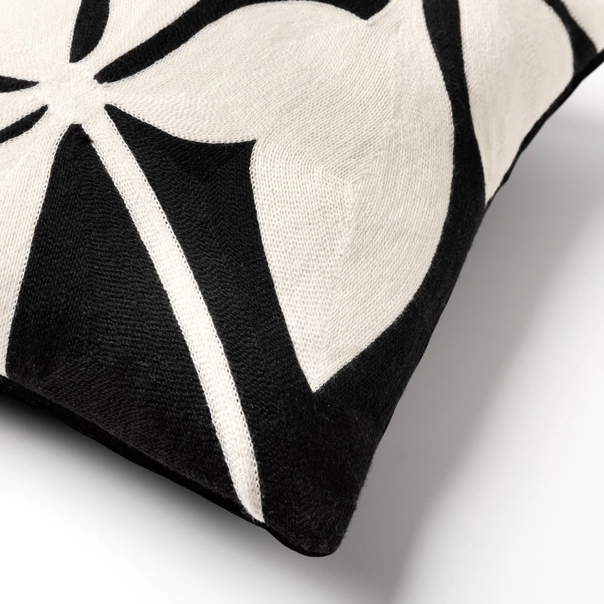 ELINA - Kussenhoes Raven 45x45 Cm - Zwart - Exclusief Binnenkussen 5 ELINA - Kussenhoes Raven 45x45 Cm - Zwart - Exclusief Binnenkussen - Afbeelding 3