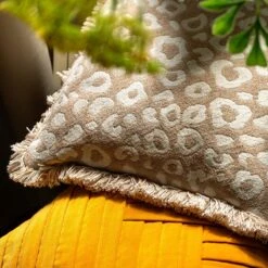 GIDI - Kussenhoes Velvet 45x45 Cm - Golden Glow - Geel - Exclusief Binnenkussen 12 GIDI - Kussenhoes Velvet 45x45 Cm - Golden Glow - Geel - Exclusief Binnenkussen -Dutch Decor 1200x1200 821