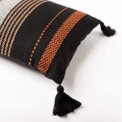 TAMAR - Kussenhoes Katoen 40x60 Cm - Raven - Zwart - Met Flosjes - Exclusief Binnenkussen 8 TAMAR - Kussenhoes Katoen 40x60 Cm - Raven - Zwart - Met Flosjes - Exclusief Binnenkussen -Dutch Decor 1200x1200 830