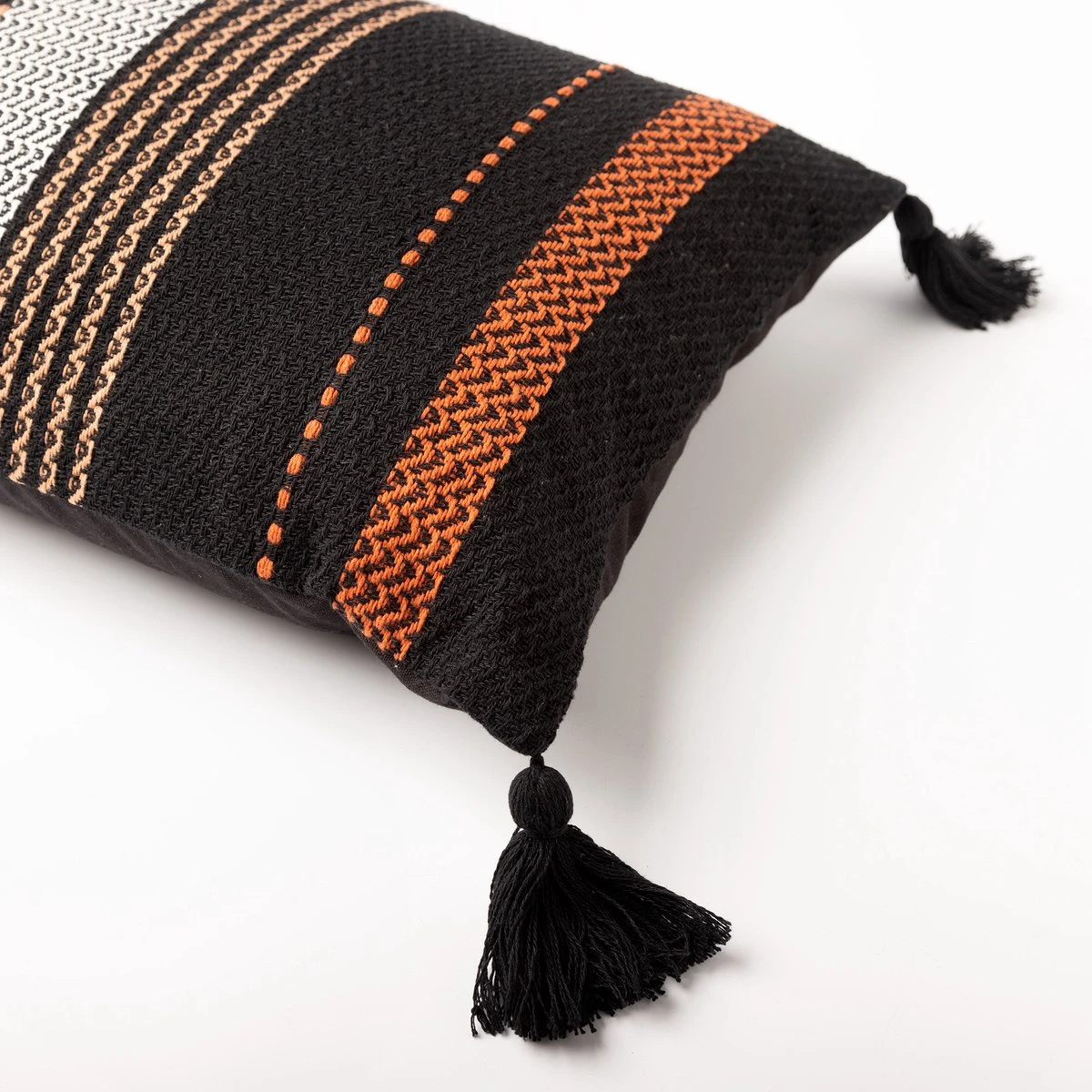 TAMAR - Kussenhoes Katoen 40x60 Cm - Raven - Zwart - Met Flosjes - Exclusief Binnenkussen 5 TAMAR - Kussenhoes Katoen 40x60 Cm - Raven - Zwart - Met Flosjes - Exclusief Binnenkussen - Afbeelding 3