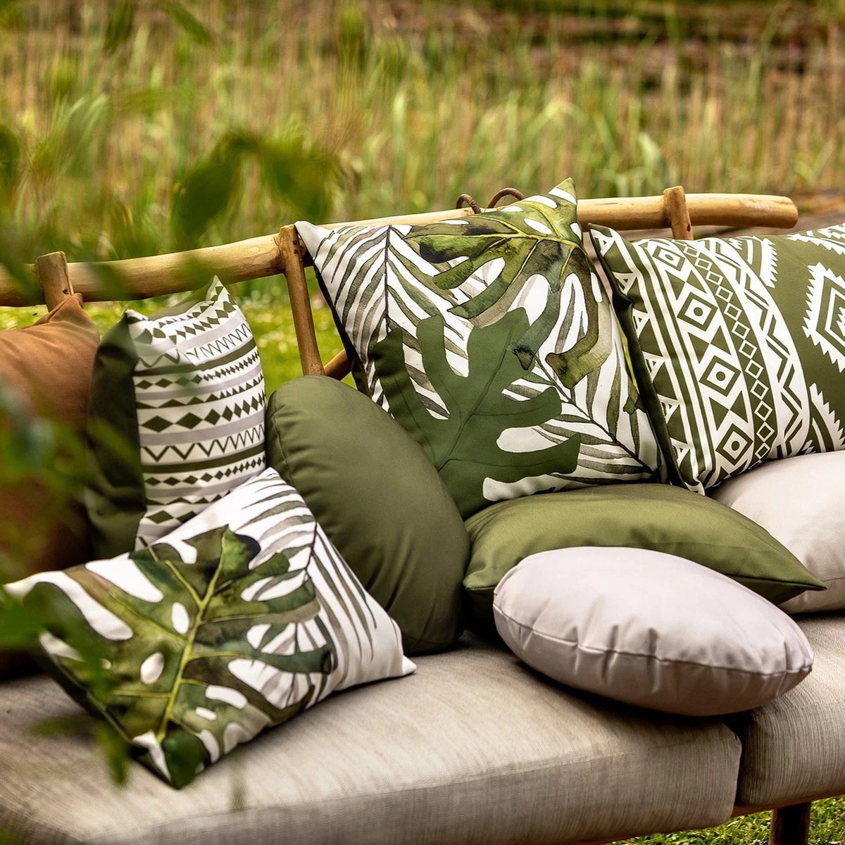 Dutch Decor - NUNO - Outdoor Kussenhoes 40x60 Cm - Waterafstotend En Uv-bestendig - Olive Branch - Groen - Buitenkussen - Tuinkussen - Loungekussen- Voor Buiten 5 Dutch Decor - NUNO - Outdoor Kussenhoes 40x60 Cm - Waterafstotend En Uv-bestendig - Olive Branch - Groen - Buitenkussen - Tuinkussen - Loungekussen- Voor Buiten - Afbeelding 3