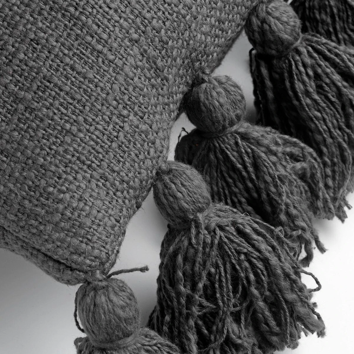 RUBY - Kussenhoes Katoen 45x45 Cm - Charcoal Gray - Antraciet - Met Flosjes - Met Rits 4 RUBY - Kussenhoes Katoen 45x45 Cm - Charcoal Gray - Antraciet - Met Flosjes - Met Rits - Afbeelding 2