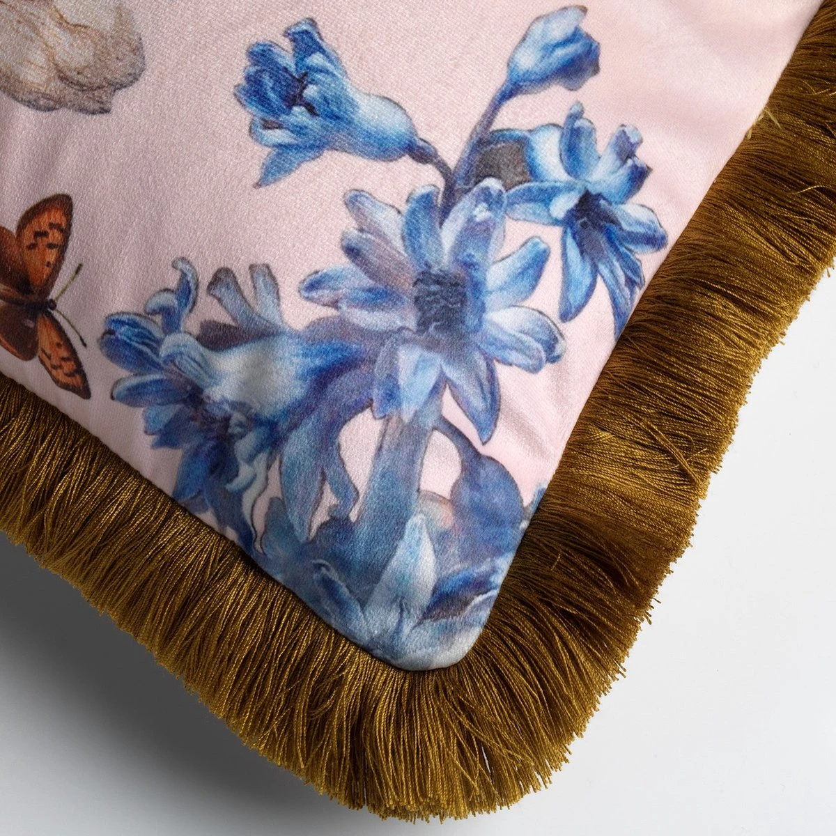 HANNA - Kussenhoes Velvet - 45x45 Cm - Dusty Pink - Roze Bloemen - Vlinders - Franjes - Exclusief Binnenkussen 4 HANNA - Kussenhoes Velvet - 45x45 Cm - Dusty Pink - Roze Bloemen - Vlinders - Franjes - Exclusief Binnenkussen - Afbeelding 2