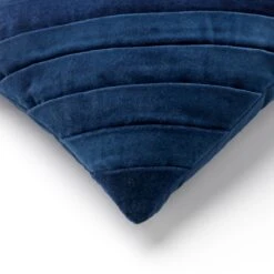 FEMM - Sierkussen Velvet 30x50 Cm - Insignia Blue - Donkerblauw - Inclusief Binnenvulling 9 FEMM - Sierkussen Velvet 30x50 Cm - Insignia Blue - Donkerblauw - Inclusief Binnenvulling -Dutch Decor 1200x1200 98