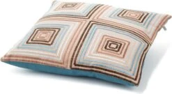 SARITA - Sierkussen Geborduurd 45x45 Cm - Petrol - Roze - Blauwe Achterkant - Katoen - Inclusief Binnenkussen -Dutch Decor 1200x656 1