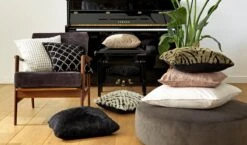 PHILOU - Sierkussen 45x45 Cm - Snow White - Wit En Zwart - Velvet - Fluffy - Inclusief Binnenkussen 10 PHILOU - Sierkussen 45x45 Cm - Snow White - Wit En Zwart - Velvet - Fluffy - Inclusief Binnenkussen -Dutch Decor 1200x705