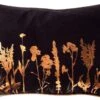 DALI - Kussenhoes Met Bloemenpatroon 30x50 Cm Raven - Zwart - Exclusief Binnenkussen 1 DALI - Kussenhoes Met Bloemenpatroon 30x50 Cm Raven - Zwart - Exclusief Binnenkussen -Dutch Decor 1200x744 1